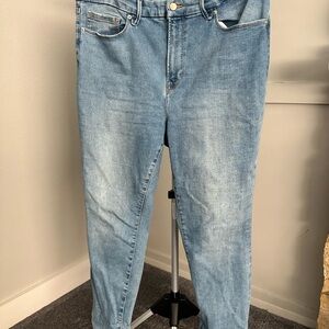 Good American Light Wash Slim Straight Jeans